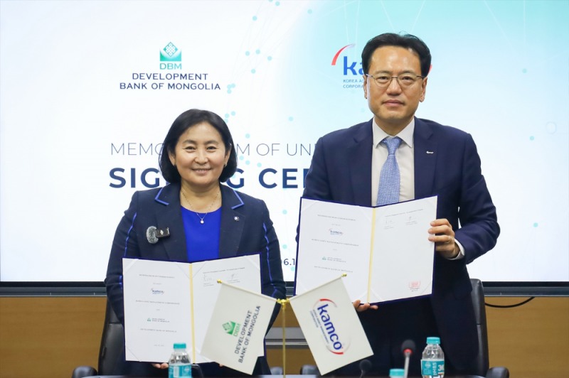 18일 '부실채권 정리 업무 협력 등을 위한 업무협약식'에서 이종국 캠코 기업지원부문 총괄이사(오른쪽)와 나란투야 자쿠(Narantuya Zagdkhuu) 몽골개발은행 사장이 협약을 체결하고 기념촬영을 하고 있다. / 사진제공 = 캠코