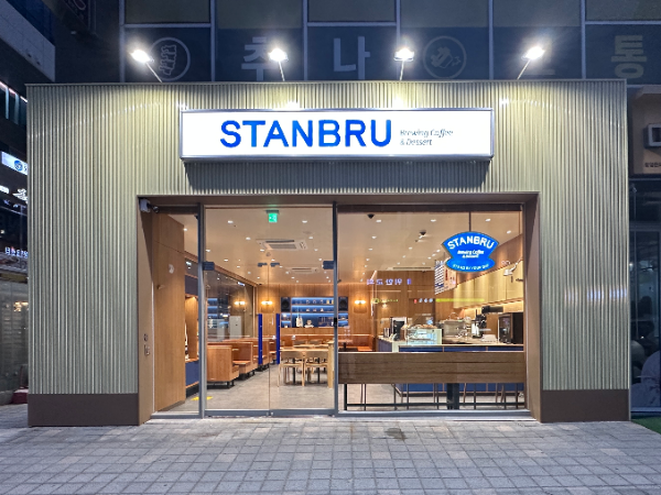 롯데GRS(대표이사 차우철)가 커피사업 다각화를 위해 대중 커피 전문점인 엔제리너스와 함께 브루잉 커피 전문의 신규 브랜드 ‘스탠브루(STANBRU)’ 위례점을 20일 오픈한다. /사진=롯데GRS