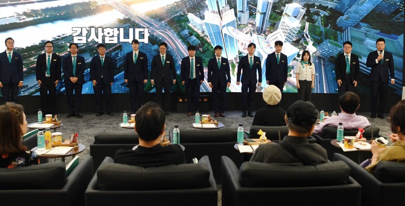 포스코이앤씨 직원들이 홍보관을 찾은 조합원에게 인사하고 있다. / 사진제공=포스코이앤씨