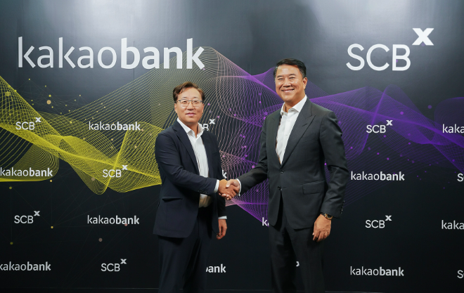 윤호영 카카오뱅크 대표(왼쪽)와 아르시드 난다위다야(Arthid Nanthawithaya) SCBX 대표이사가 2023년 6월 15일 태국 방콕에 위치한 SCBX 본사에서 '태국 가상은행 인가 획득을 위한 업무협약' 체결 이후 기념사진을 촬영하고 있다. / 사진=카카오뱅크