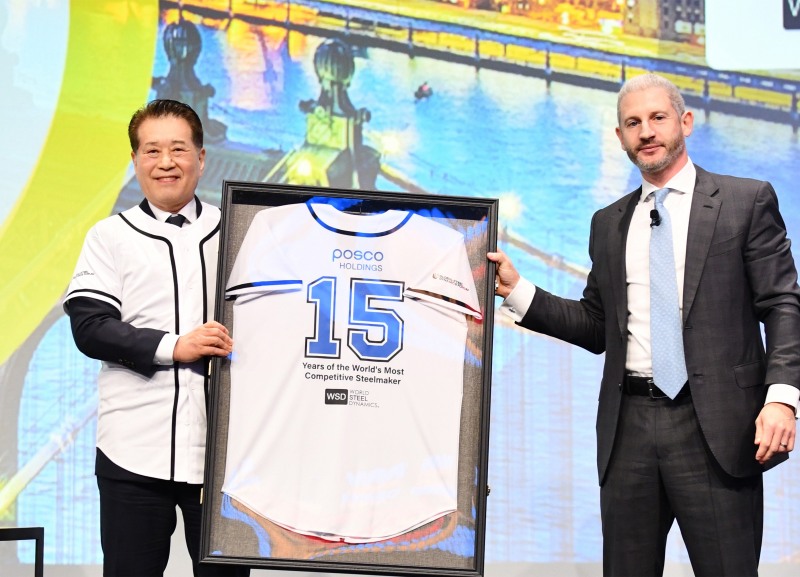 18일(현지시각) 미국 뉴욕에서 열린 WSD 포럼에서 장인화 포스코그룹 회장(사진 왼쪽)이 필립 엥글린(Philipp Englin) WSD CEO로부터 야구복으로 특별 제작한 WSD 명예의 전당 기념액자를 전달 받은 뒤 기념촬영을 하고 있다. / 사진=포스코홀딩스