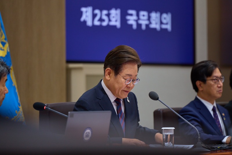 이재명 대통령이 제 25회 국무회의에서 보고를 듣고 있다.