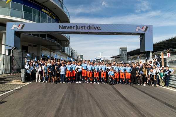지난 21일(토)부터 22일(일, 현지시간)에 걸쳐 독일 라인란트팔츠주 뉘르부르크 지역에서 열린 ‘2025 뉘르부르크링 24시 내구레이스’가 끝난 후 현대 N 드라이버 및 팀 관계자들이 글로벌 N 고객들과 함께 기념 촬영하고 있는 모습. / 사진=현대차
