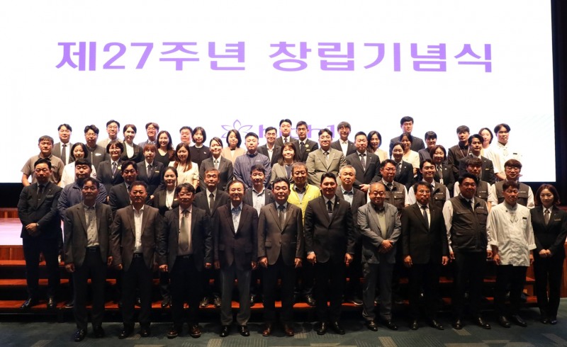 최철규 강원랜드 대표이사 직무대행(첫줄 다섯번째)이 23일 열린 제27주년 창립기념식에서 기념촬영을 하고 있다. /사진제공=강원랜드