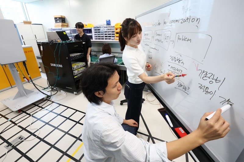 KT가 삼성전자와 함께 AI 기반 무선망 최적화 기술 개발 및 검증에 성공했다고 26일 밝혔다. 사진은 KT-삼성리서치 공동 연구팀이 무선망 최적화 기술 개발을 논의하는 모습. / 사진=KT