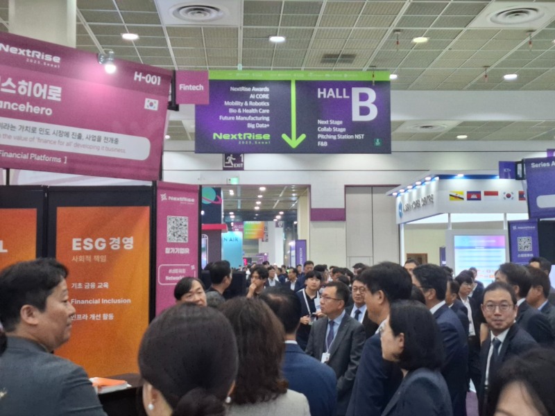 26일 코엑스에서 열린 넥스트라이즈 2025 행사에서 VIP들이 핀테크 기업 '밸런스히어로'의 부스를 돌아보고 있다. / 사진=장호성 기자
