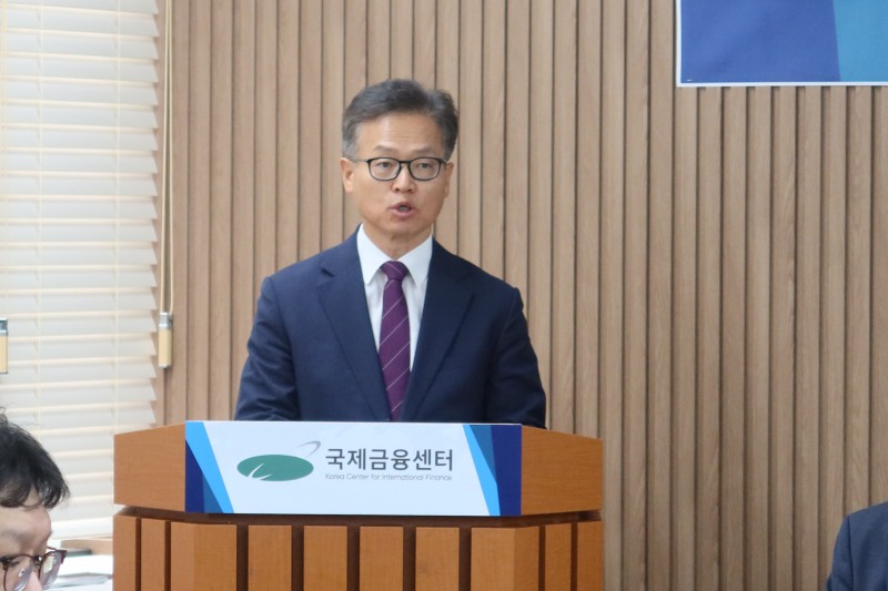26일 오전 서울 중구 은행회관에서 열린 국제금융센터 ‘2025년 하반기 세계경제·국제금융시장 전망’ 세미나에서 이용재 원장이 발언하고 있다./ 사진 = 국제금융센터