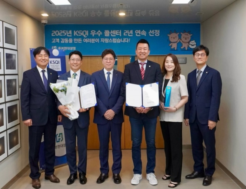 오철세 KMAC 상무(왼쪽에서 3번째)와 이재원 푸본현대생명 사장(왼쪽에서 네번째)이 기념촬영을 하고 있다./사진제공=푸본현대생명