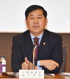 지난 2019년 4월 26일 구윤철 후보자(당시 기획재정부 2차관)가 '제4차 재정관리점검회의'를 주재하고 모두발언을 하고 있는 모습. / 사진출처= 기획재정부