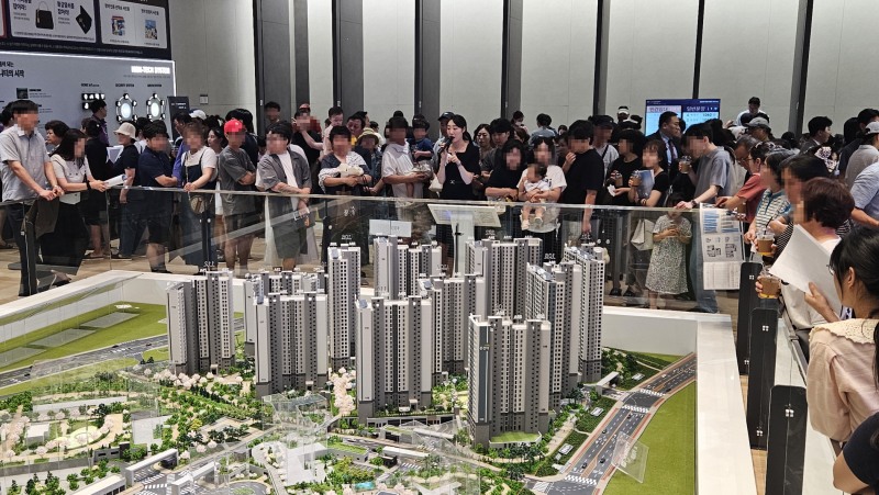 '신분평 더웨이시티 제일풍경채’ 견본주택에 인파들이 몰려 있다. /사진제공=HMG그룹