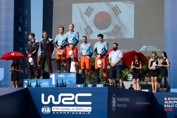 2025 WRC 그리스 랠리 우승을 기념하는 현대 월드랠리팀. / 사진=현대차
