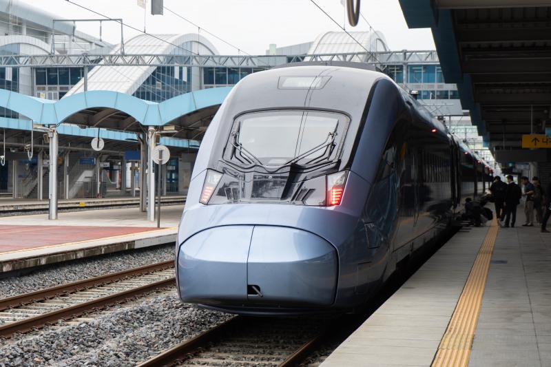 현대로템은 한국철도공사(코레일)에 ‘2세대 KTX-이음’ 초도 편성분을 기존 계획보다 약 4개월 앞서 조기 인도했다고 30일 밝혔다. 사진은 ‘2세대 KTX-이음’. / 사진=현대로템