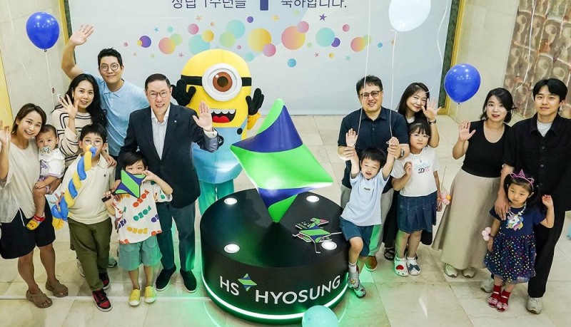 가운데 셔츠와 재킷을 입은 조현상 HS효성 부회장이 임직원 가족들과 창립 1주년 기념 촬영을 하고 있다. 사진=HS효성
