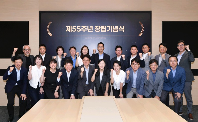1일 삼성SDI 기흥 본사에서 개최된 55주년 창립기념일 행사에서 최주선 삼성SDI 대표이사 사장(왼쪽 위)과 주요 경영진, SDI인상 등 수상자들이 기념사진을 촬영하고 있다. / 사진=삼성SDI