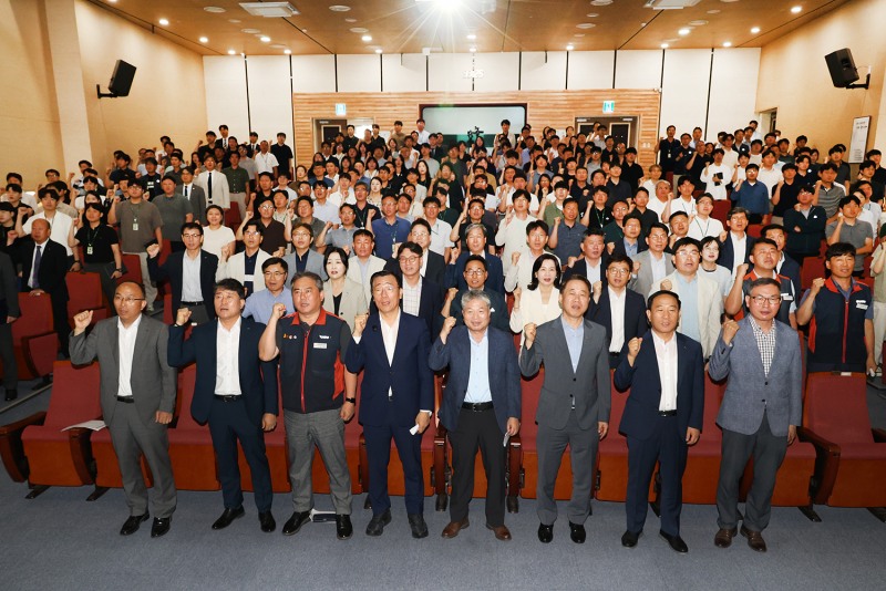 어명소 LX공사 사장(첫줄 왼쪽에서부터 네 번째), 이태용 상임감사(첫줄 왼쪽에서부터 다섯 번째) 등을 비롯한 임직원들이 LX 제48주년 창사기념식을 함께 축하했다. /사진제공=LX공사