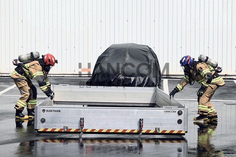 소방관이 한컴라이프케어 M119 이동식수조를 펼치고 있다. / 사진=한컴라이프케어