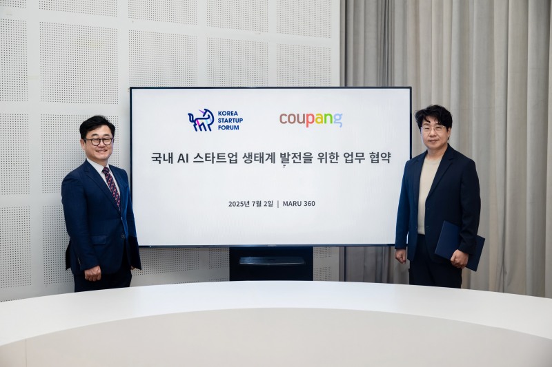 전경수 쿠팡 전무(우)와 구태언 코리아스타트업포럼(좌) 부의장이 업무협약 기념 사진촬영을 하고 있다./사진제공=쿠팡
