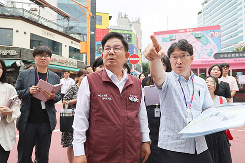 ▲ 박강수 마포구청장과 관계 공무원들이 광역철도 사업 구간인 홍대입구역 일대를 점검하는 모습. 사진제공 = 마포구