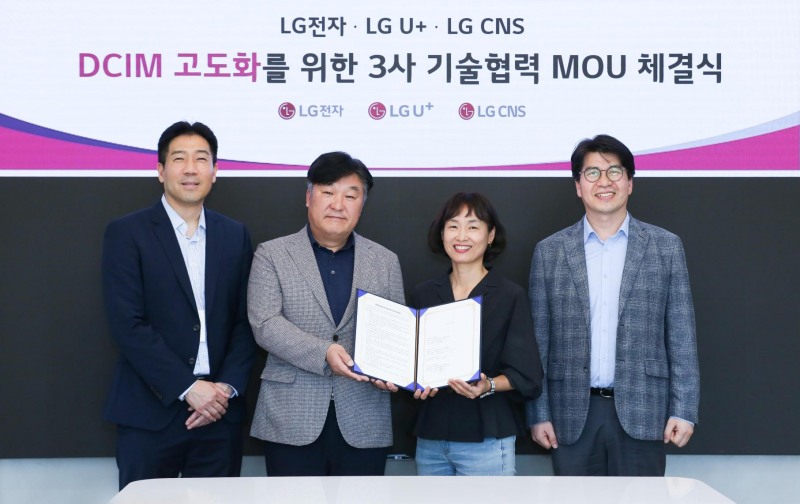LG유플러스는 LG전자, LG CNS와 함께 인공지능(AI)과 디지털 트윈 기술을 접목한 데이터센터 냉방 효율화 기술 실증에 나선다고 7일 밝혔다. 사진은 (왼쪽부터) 유우진 LG전자 Open Innovation TF 담당, 박완규 LG전자 칠러사업담당, 정숙경 LG유플러스 AIDC사업담당, 오중수 LG CNS 스마트시티서비스담당이 2일 LG유플러스 용산사옥에서 열린 협약식에서 기념촬영을 하고 있는 모습. / 사진=LG유플러스