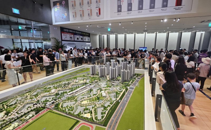 '신분평 더웨이시티 제일풍경채’ 견본주택에 인파들이 몰려 있다. /사진제공=HMG그룹