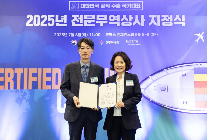 서가람 산업통상자원부 무역정책관(왼쪽), 윤혜영 쿠팡 리테일 부문 대표(오른쪽)./사진제공=쿠팡