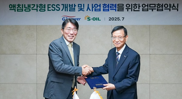 에쓰오일 신종철 윤활영업부문장(왼쪽)과 지투파워 김영일 대표이사. 사진=에쓰오일