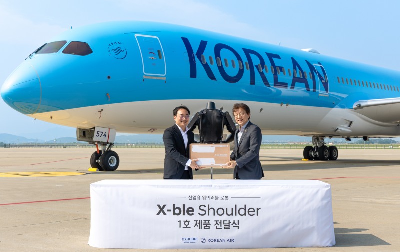 ) 현대차∙기아 로보틱스랩 현동진 상무(왼쪽)와 대한항공 항공우주사업본부 정현보 상무(오른쪽) 가 엑스블 숄더 1호 전달식 후 기념사진을 촬영하는 모습. / 사진=현대차그룹