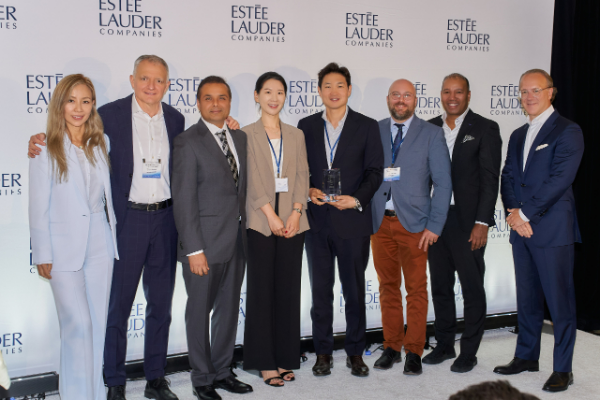 지난 5월 미국 뉴욕에서 진행된 ‘2025 에스티 로더 컴퍼니즈 공급사 서밋(2025 ELC Supplier Summit)’에서 이병주 코스맥스비티아이 대표이사(오른쪽에서 네 번째)와 스테판 드 라 파베리(Stéphane de La Faverie) 에스티 로더 컴퍼니즈(ELC) 사장 겸 최고경영자(오른쪽 첫 번째) 등 주요 인사들이 기념 촬영을 하고 있다. 사진=코스맥스