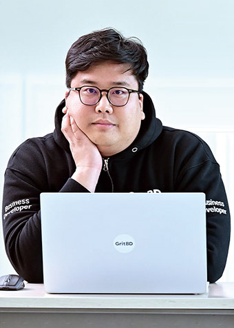△1988년생 / 성균관대학교 대학원 창업학 석사 / 2016.04-2019.02 주식회사 그립플레이 기획 이사 / 2019.03-2021.01 성균관대학교 창업지원단 기획 매니저 / 2022.11-2023.12 주식회사 엠에스커뮤니케이션 대표이사 / 2021.02-2024.01 주식회사 씨와이 기획총괄 팀장/ 2024.02-현재 주식회사 밸러링비즈 대표이사