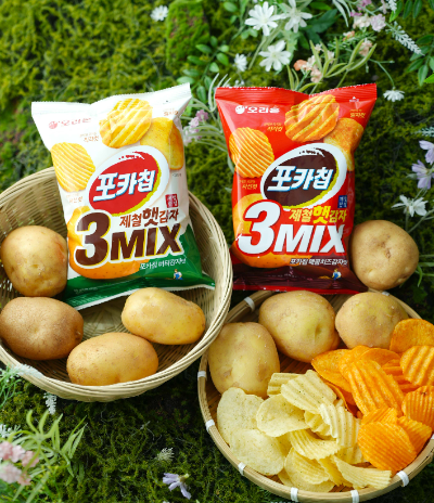 오리온(대표 이승준)은 햇감자 제철에만 맛볼 수 있는 ‘포카칩 햇감자 3MIX 버터감자맛’과 ‘포카칩 햇감자 3MIX 매콤치즈감자맛’ 2종을 15일 출시했다. /사진=오리온