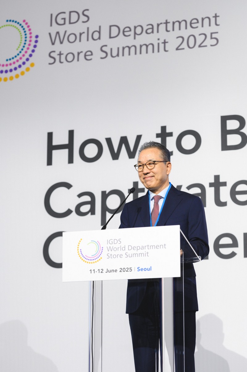 올해 6월 롯데백화점이 IGDS와 함께 공동 주최한 'WDSS 2025'에서 개회사를 하고 있는 정준호 롯데백화점 대표./사진제공=롯데백화점