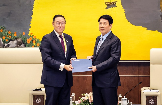 조현상 HS효성 부회장(왼쪽)이 15일 베트남 하이퐁에서 르엉 끄엉 베트남 국가주석을 만나 APEC 공식 초청장을 전달했다. 사진=HS효성