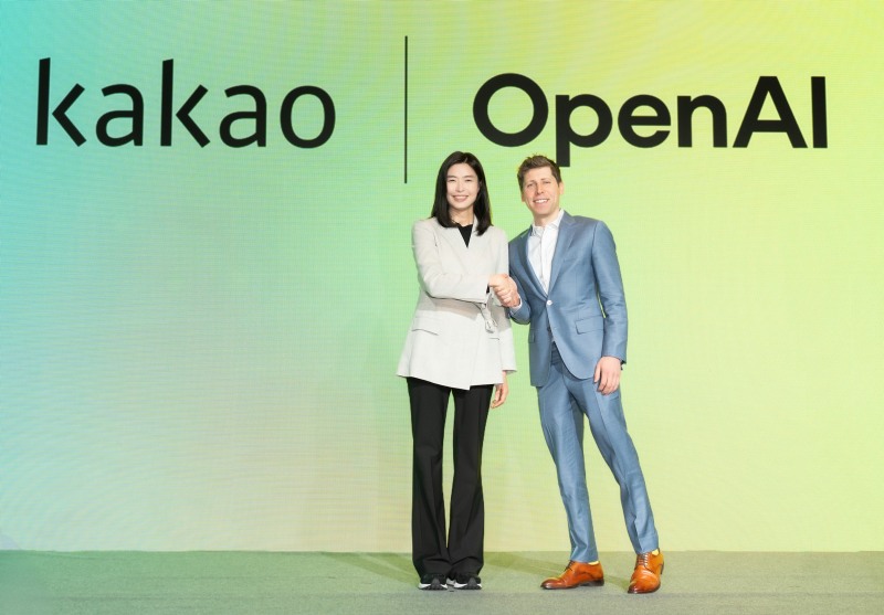(From left) Kakao CEO Chung Shina and OpenAI CEO Sam Altman. / Photo courtesy of Kakao