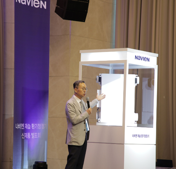 16일 조선 팰리스 서울 강남에서 열린 경동나비엔 신제품 ‘나비엔 제습 환기청정기’ 론칭 행사에서 김용범 영업마케팅 총괄 임원(부사장)이 제품을 소개하고 있다. /사진=경동나비엔