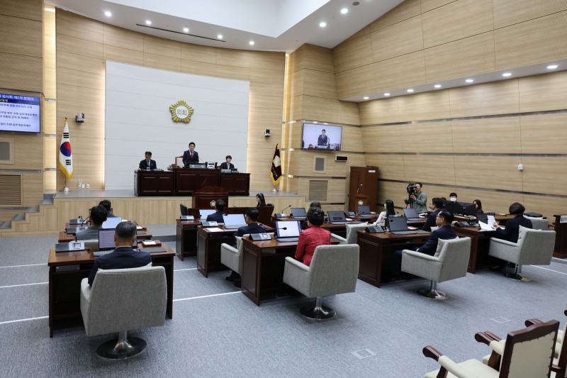 김성철 용산구의회 의장이 본회의를 주재하는 모습./사진제공=용산구의회