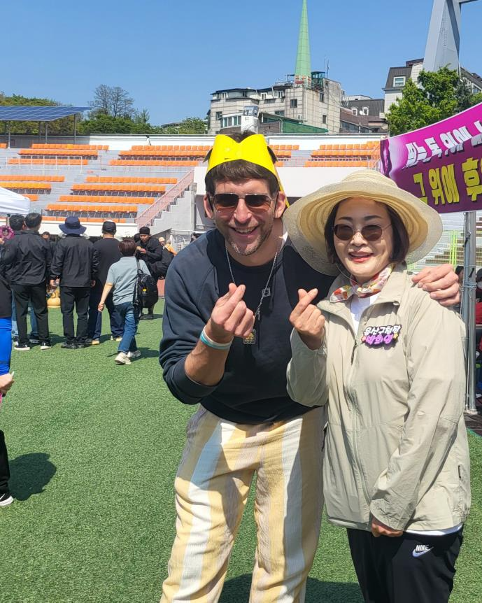 박희영 용산구청장(오른쪽)과 용산2가동 외국인 주민 벤자민 스핑크 씨가 용산구민 한마음 체육대회에서 기념촬영을 하는 모습./사진제공=용산구