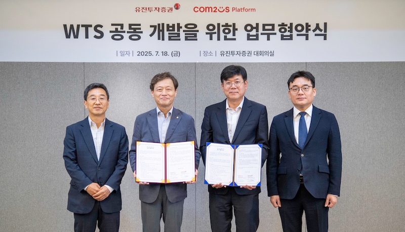 (왼쪽부터) 노진만 유진투자증권 IT본부장, 고경모 유진투자증권 대표, 최석원 컴투스플랫폼 대표, 정철호 컴투스홀딩스 대표. / 사진=컴투스홀딩스