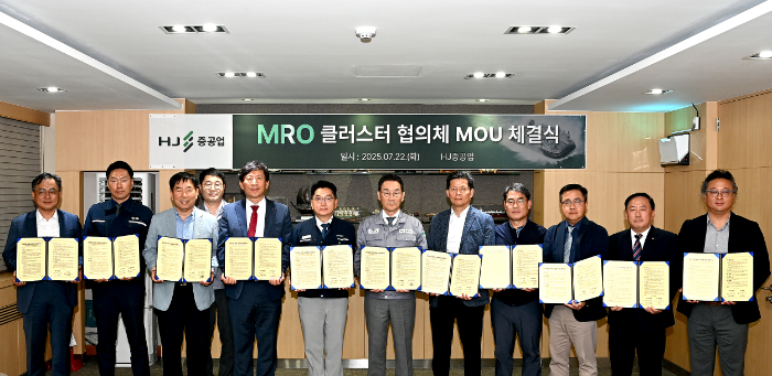 유상철 HJ중공업 대표이사(오른쪽에서 여섯 번째)가 22일 부산 영도조선소에서 열린 'MRO 클러스터 협의체 업무 협약식(MOU)'에 참석했다. /사진제공=HJ중공업