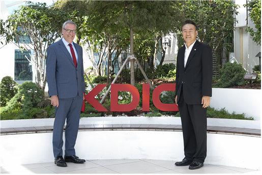 22일 유재훈 예금보험공사 사장(오른쪽)과 EU SRB 도미니크 라부헤익스 의장이 면담 후 기념사진을 촬영하고 있다. / 사진=예금보험공사