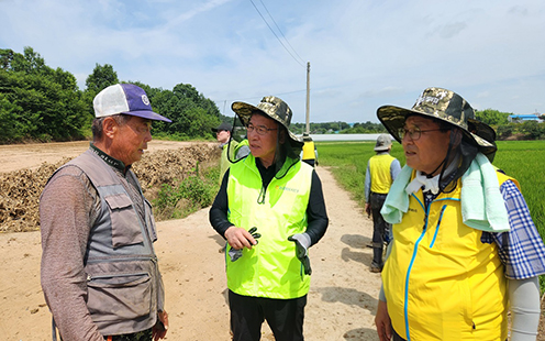농협경제지주, 충남 서산시 집중호우 피해농가 일손돕기 나서