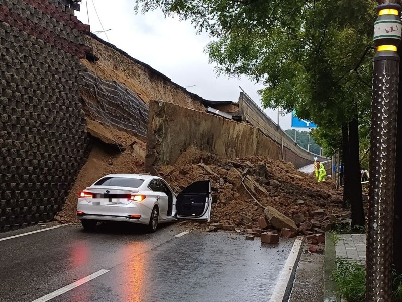 경기 오산시 가장교차로 고가도로 옹벽이 무너져 소방관들이 매몰된 차량 구조작업을 하고 있다.사진=경기도소방재난본부