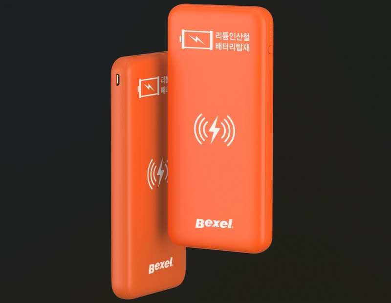 리튬인산철 배터리가 탑재된 휴대용 보조배터리./사진제공=SM그룹
