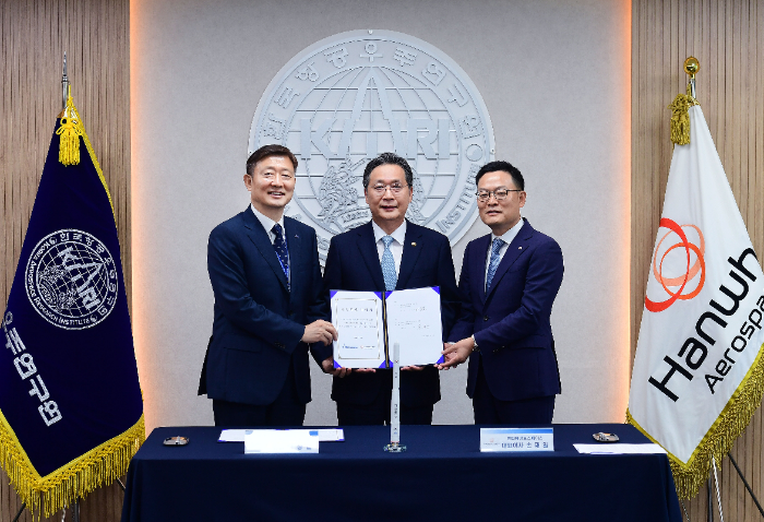 25일 대전 한국항공우주연구원에서 진행된 '누리호 기술이전 계약' 체결식에 참석한 손재일 한화에어로스페이스 대표이사(오른쪽), 윤영빈 우주항공청장(가운데), 이상철 항우연 원장(왼쪽)이 기념사진을 찍고 있다. /사진제공=한화에어로스페이스
