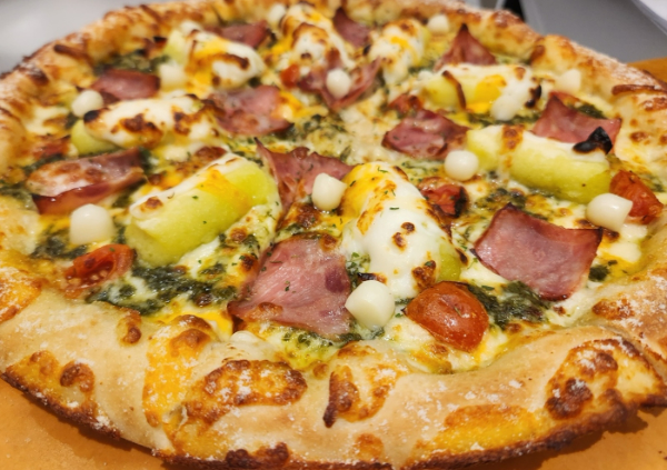 맘스터치 피자 신메뉴, ‘트러플 바질 알리고 피자’. 맘스터치는 피자 신규 카테고리인 '버터소금빵도우 피자'를 추가했다. /사진=손원태 기자