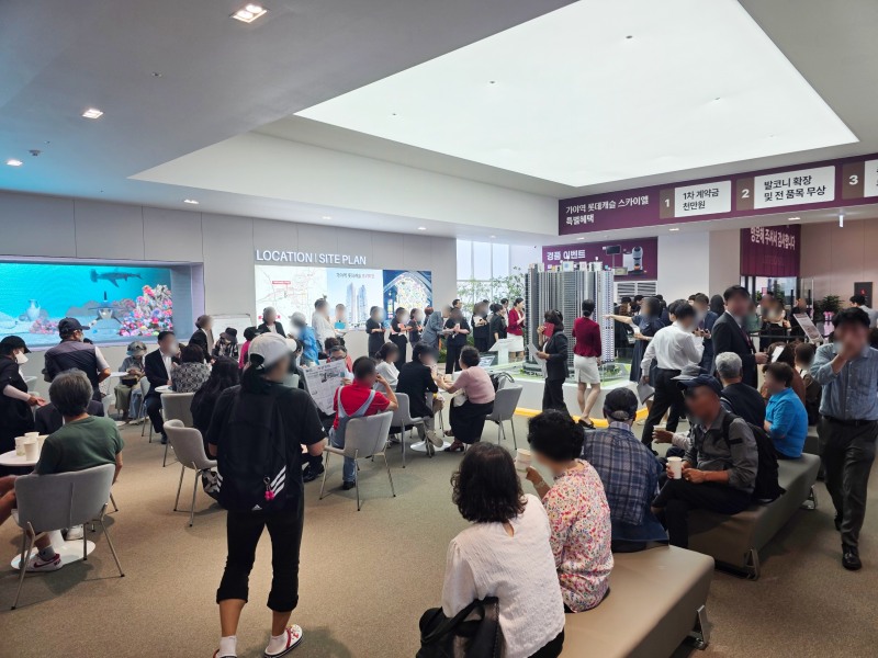 방문객들이 ’가야역 롯데캐슬 스카이엘’의 견본주택을 둘러보고 있다./사진제공=롯데건설