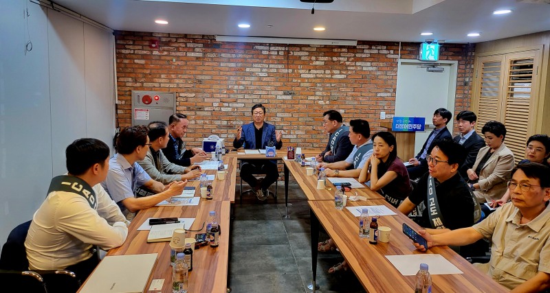 목동 재건축 연합회 위원장들과 황희의원이 ICAO 고도제한 개정안의 영향에 대해 논의하고 있다./목재련 제공