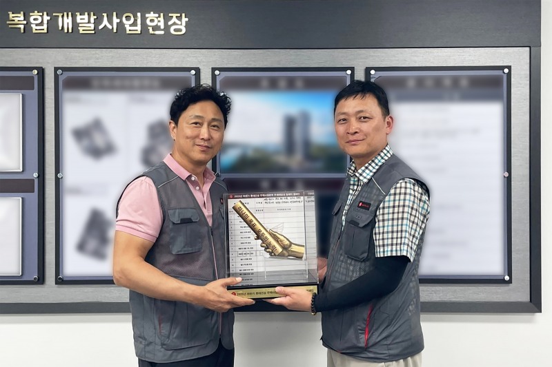 이승환 롯데건설 주택안전팀 상무(왼쪽)가 현장소장에게 ‘안전 바통’을 전달하는 모습./사진제공=롯데건설