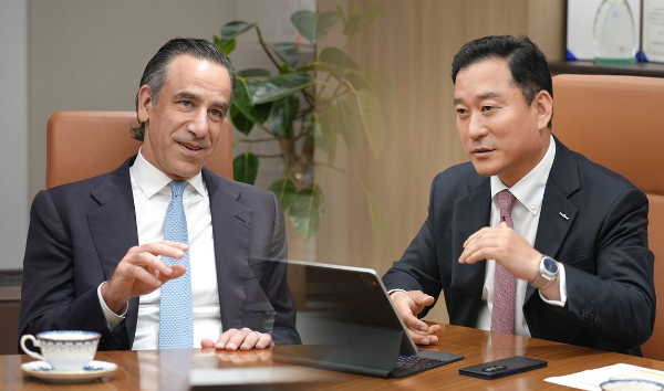 29일 한국투자증권 본사에서 김성환 한투증권 사장(우측)과 뮤지니치앤코(Muzinich & Co) 저스틴 뮤지니치사장(좌측)이 글로벌 투자 다변화 및 경쟁력 강화를 위한 협업을 논의하고 있다. / 사진제공= 한국투자증권(2025.07.29)