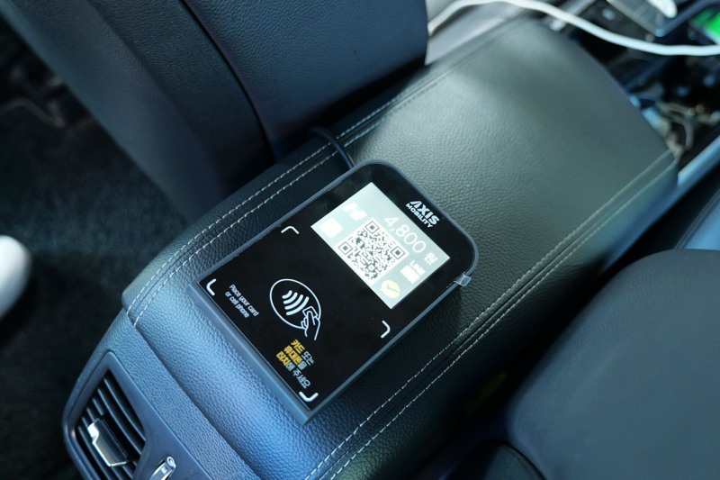 디지털자산 P2P 결제에 필요한 전자지갑 주소 QR 생성 스마트 결제단말기가 택시에 설치돼 있다. ⓒ 엑시스모빌리티