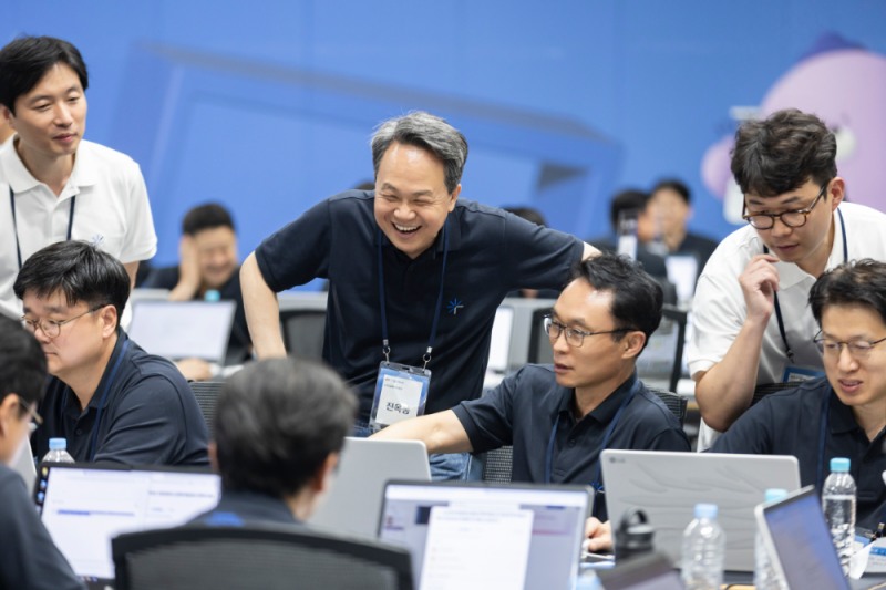 진옥동 신한금융그룹 회장이 하반기 경영포럼에서 AI 활용 미션을 수행 중인 경영진과 담소를 나누고 있다. / 사진제공 = 신한금융지주